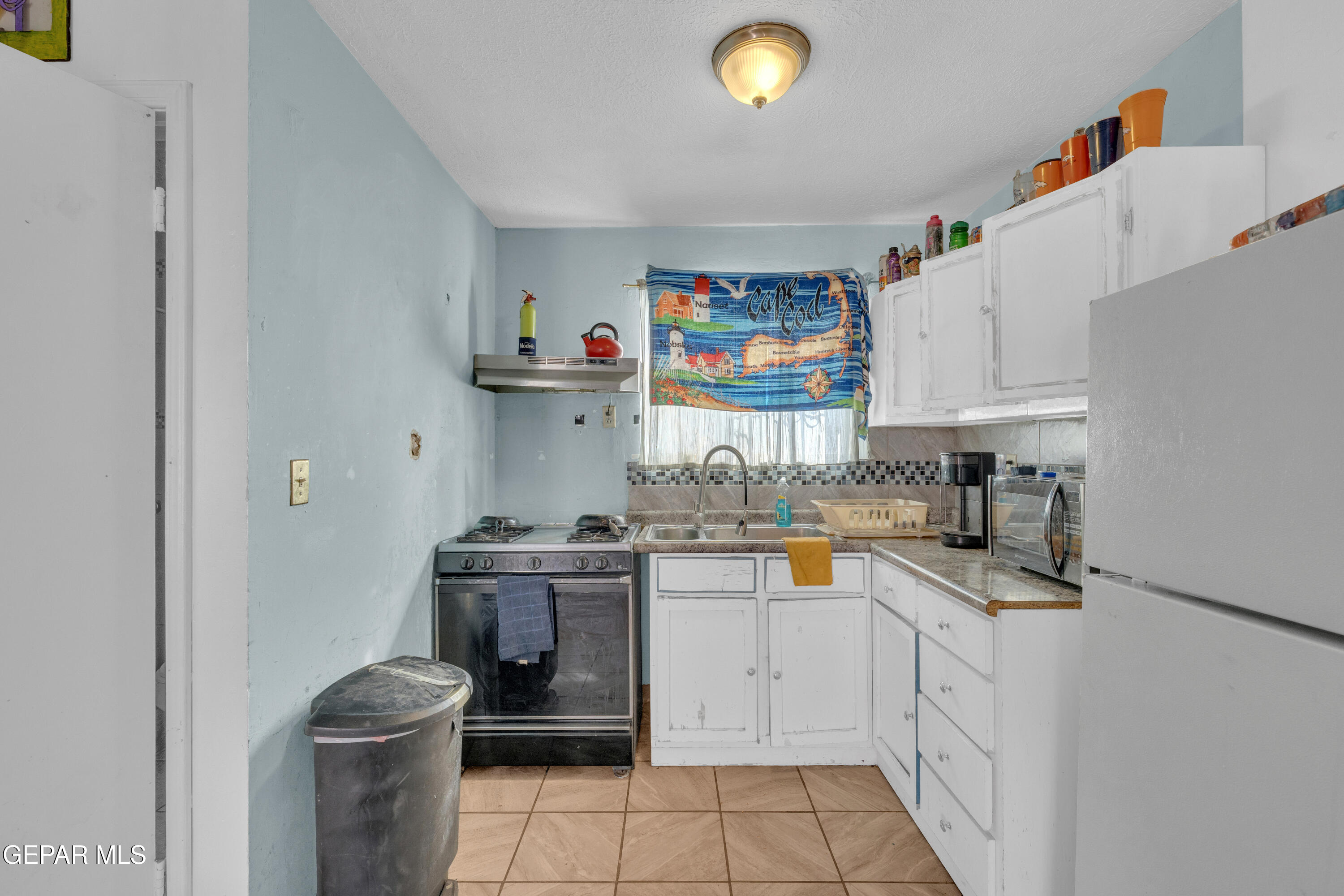 190 Polo Inn Road El Paso, TX 79915 - Photo 53 of 58 a kitchen with a sink stove and cabinets