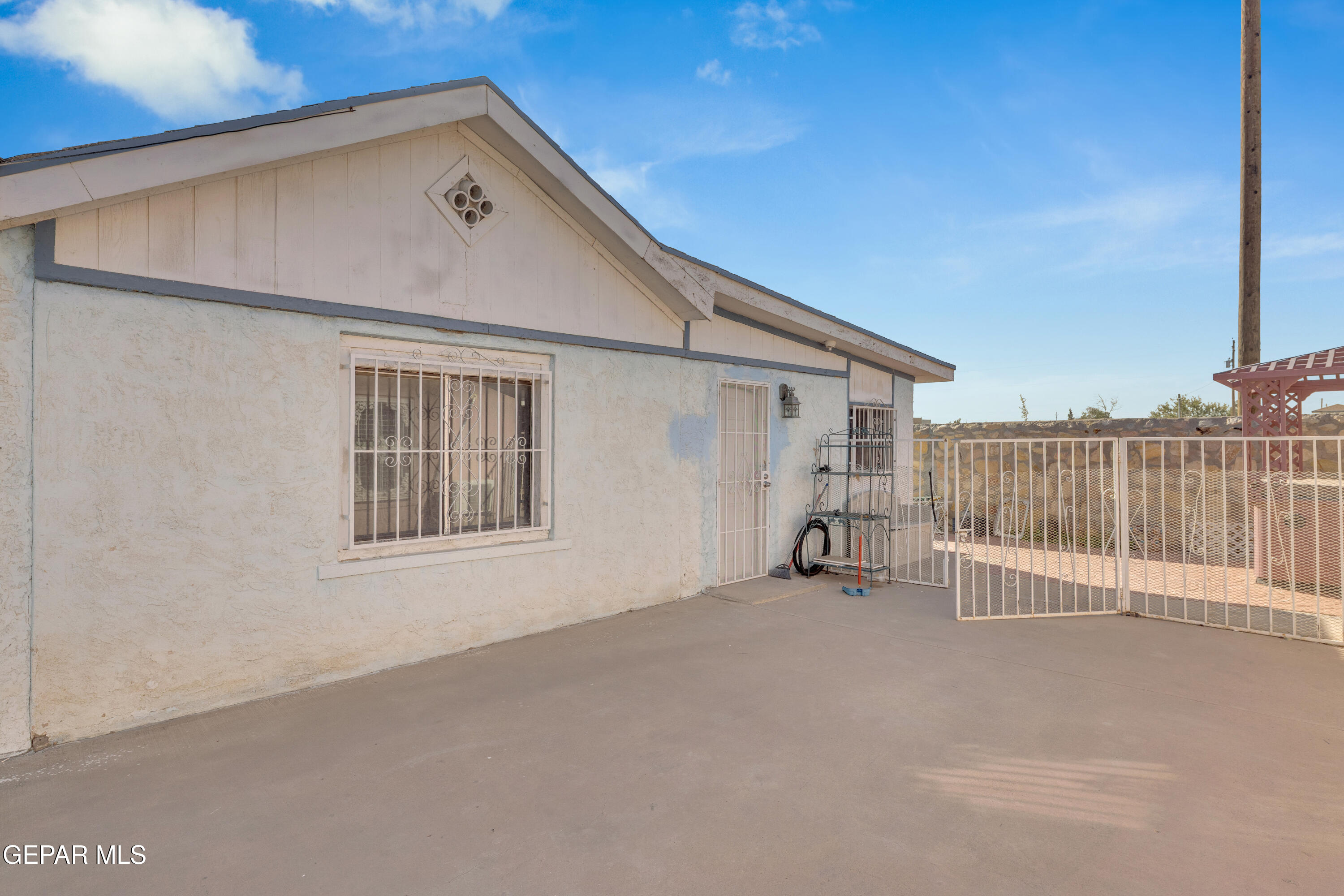 190 Polo Inn Road El Paso, TX 79915 - Photo 56 of 58 a view of a house with a small yard and wooden fence