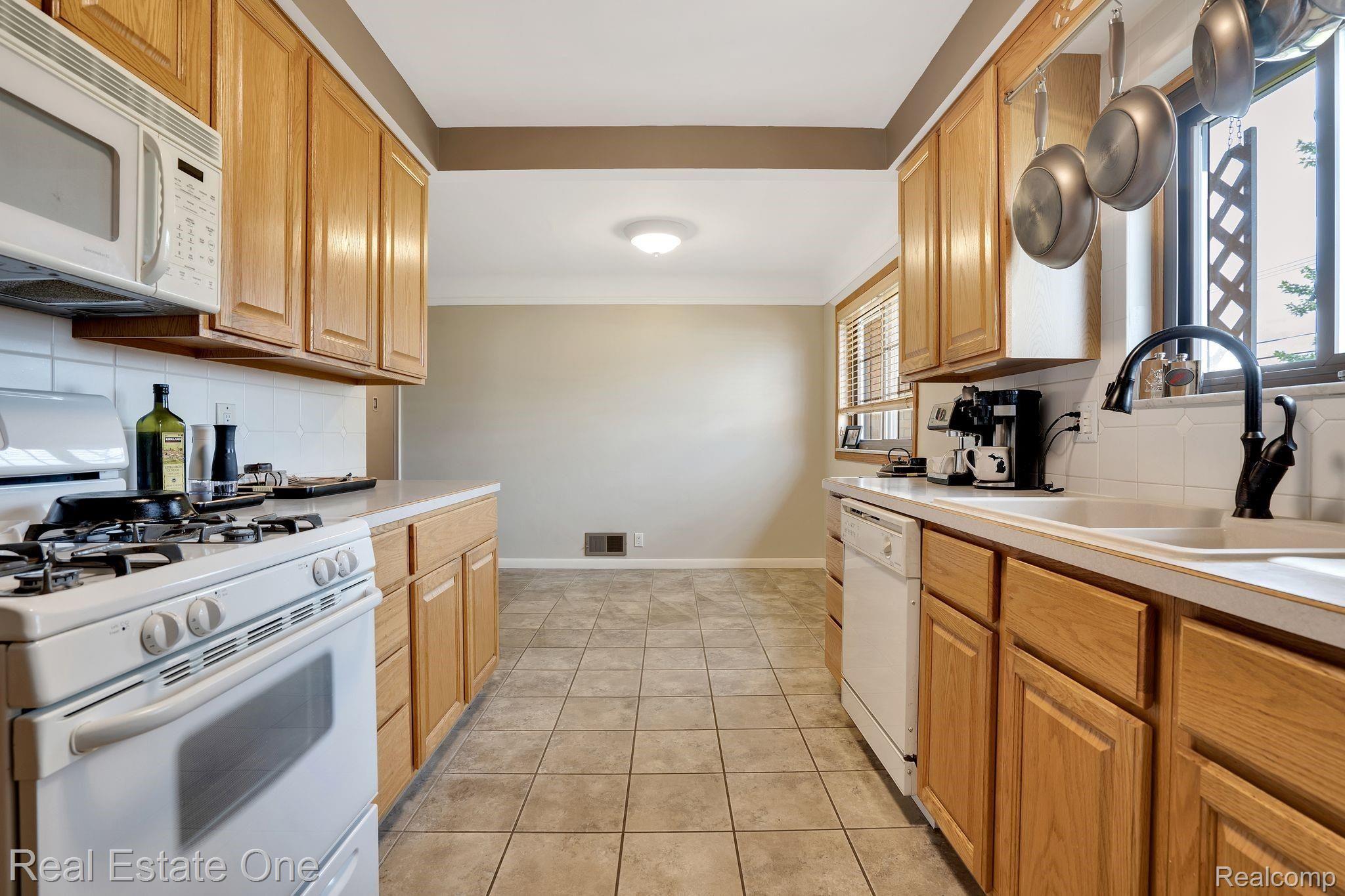 8575 Dale Center Line, MI 48015 - Photo 7 of 23 CLEAN & FRESH JUST WAITING FOR YOUR DINING PLEASURE