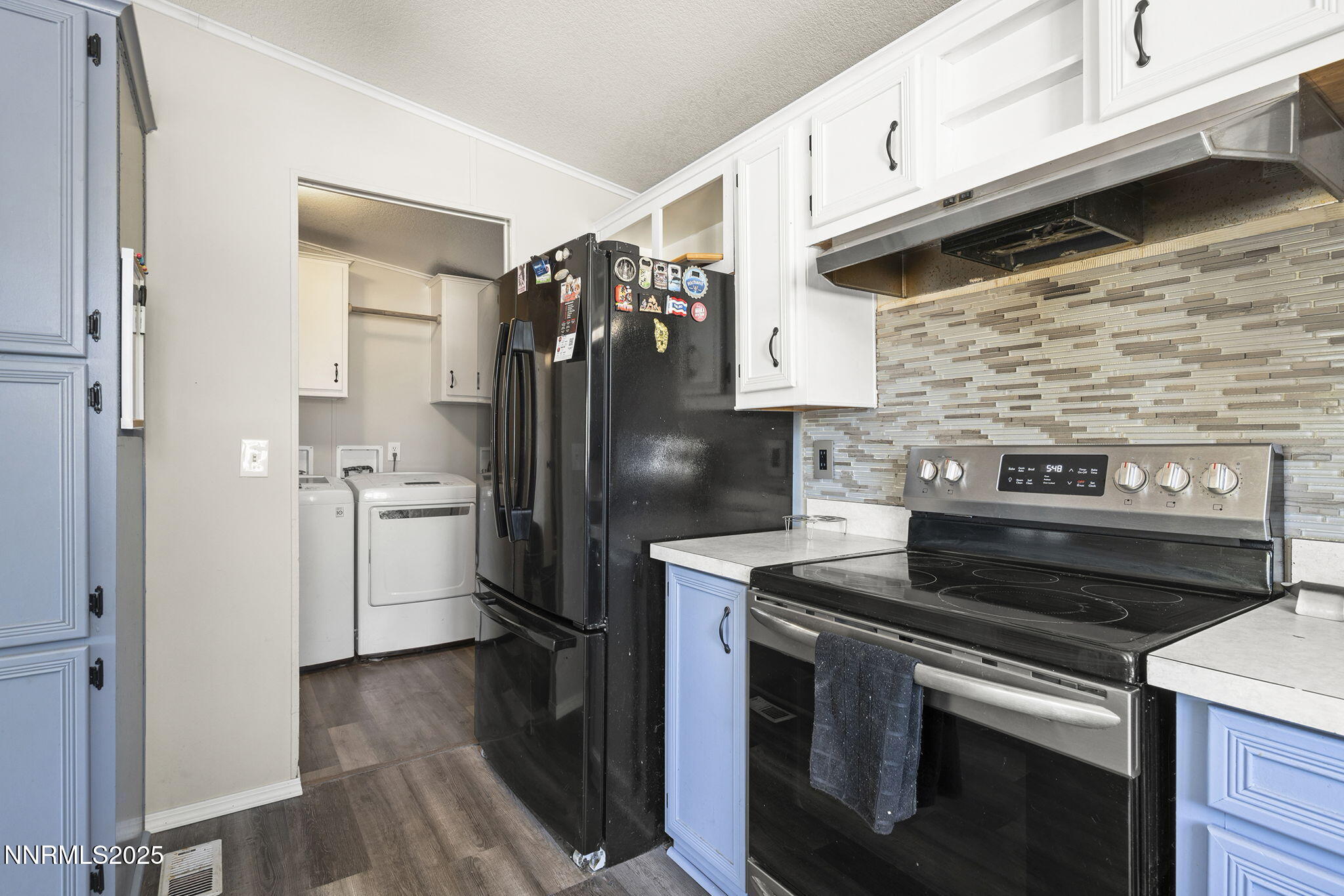 3665 Hummingbird Drive Reno, NV 89508 - Photo 5 of 21 a kitchen with a stove and a refrigerator