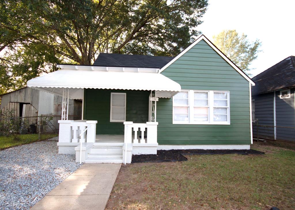 a view of a house with backyard and a garden