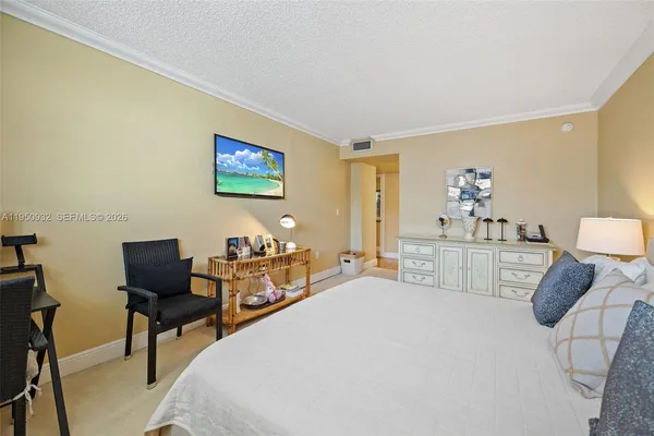 a spacious bathroom with 2 sink tub and a mirror