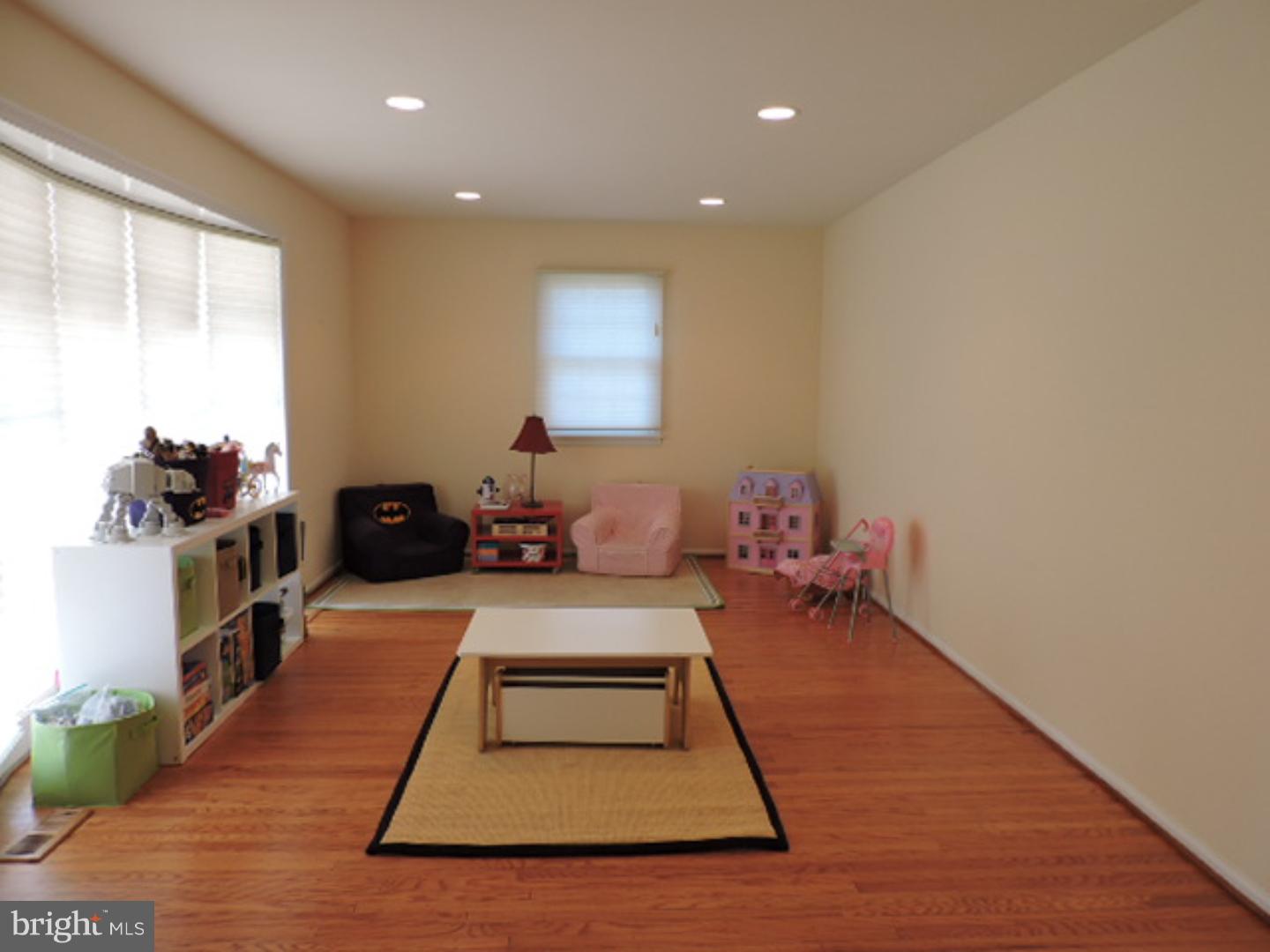 505 Wellfleet Road Riverton, NJ 08077 - Photo 2 of 19 Living Room