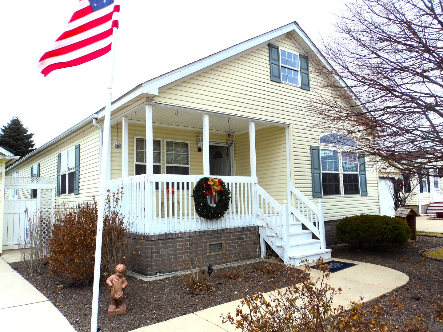 22912 Pinehurst Drive Frankfort, IL 60423 - Photo 1 of 21 a front view of a house with sitting area