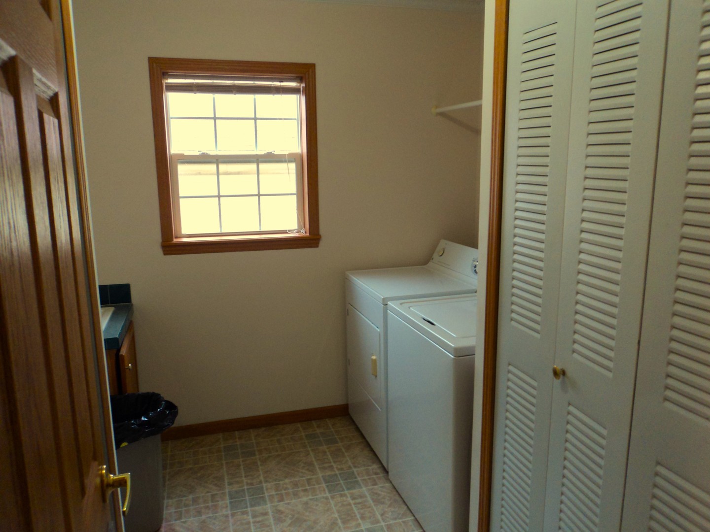 22912 Pinehurst Drive Frankfort, IL 60423 - Photo 19 of 21 a utility room with a window