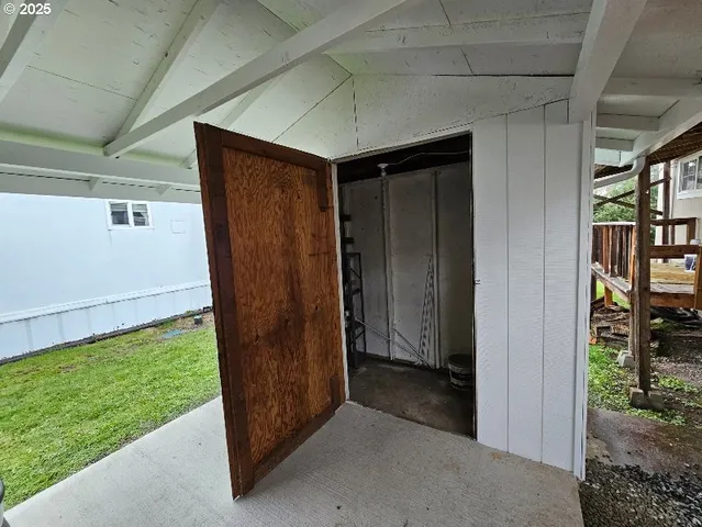 a view of entryway with a garden