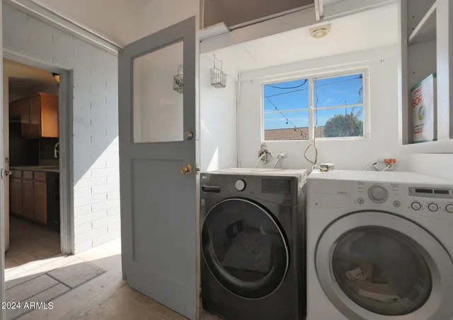 a view of entryway with washer and dryer