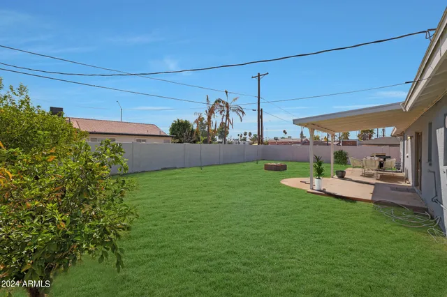 a view of yard with green space