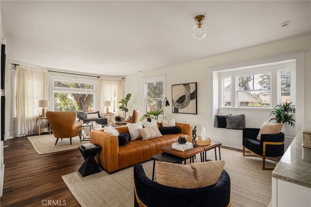 a view of livingroom with furniture