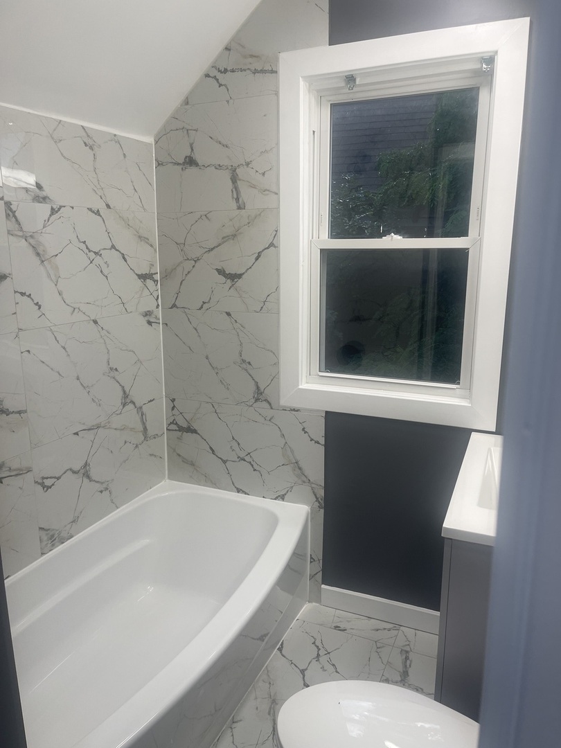 48 East 154th Street Harvey, IL 60426 - Photo 10 of 20 a bathroom with a toilet and a bathtub