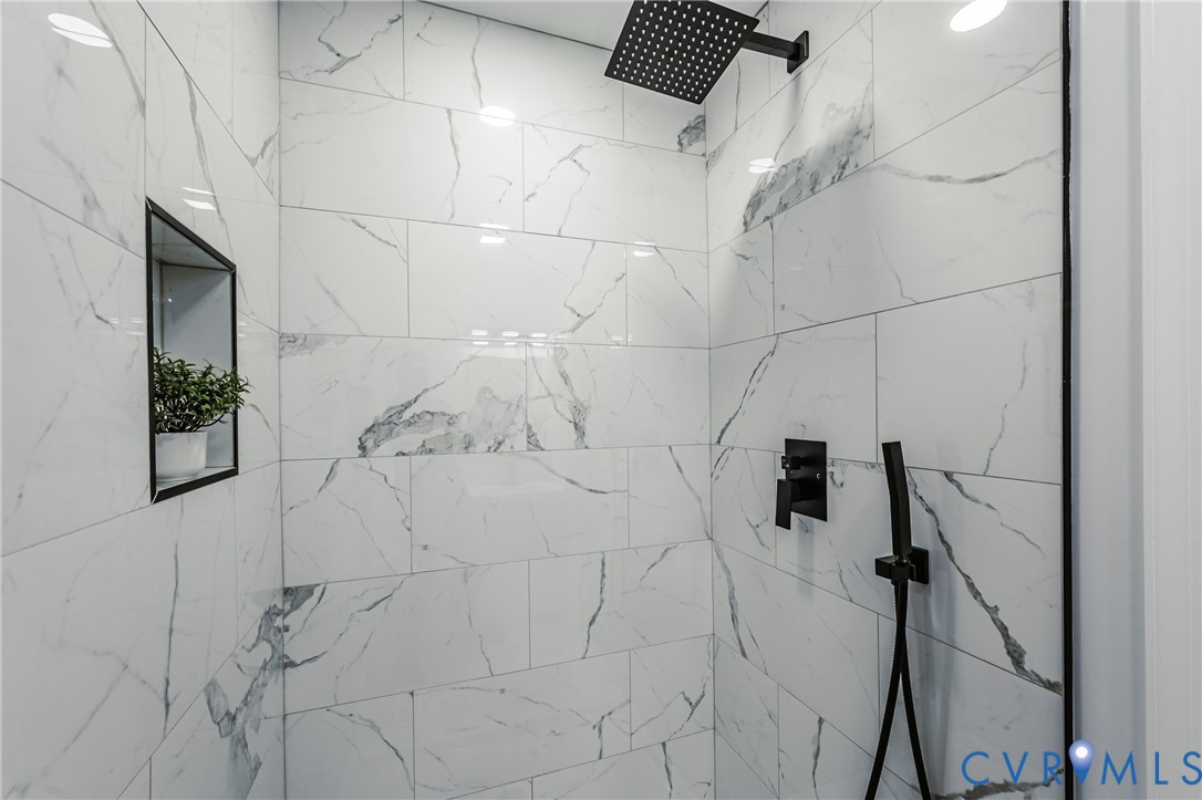 9514 Riddle Road Chesterfield, VA 23832 - Photo 31 of 50 Inlaw Bathroom with tiled shower