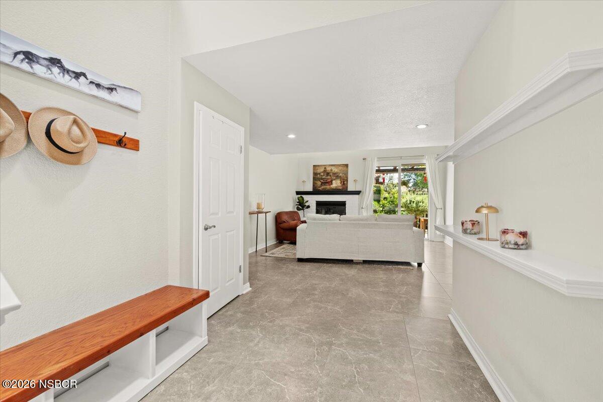154 Abbey Road Santa Maria, CA 93455 - Photo 6 of 44 10-Entryway