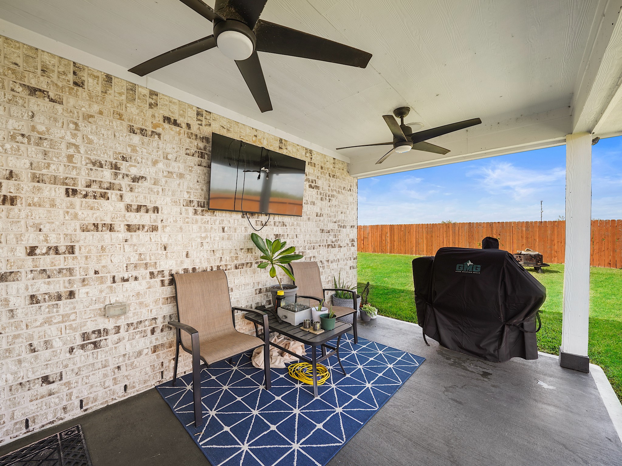 9 Alyssa Palms Drive Manvel, TX 77578 - Photo 25 of 30 a living room with furniture and a rug