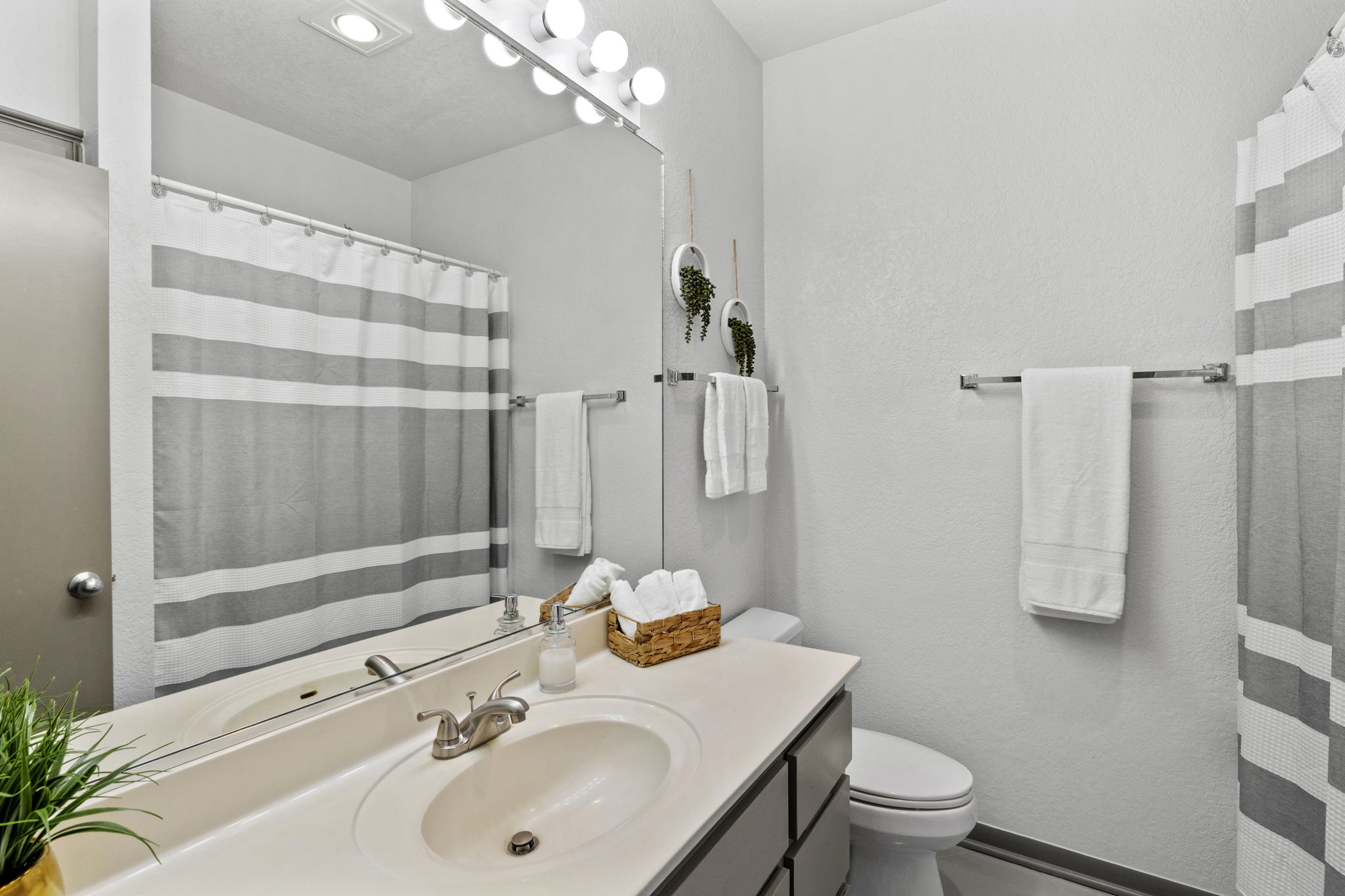 701 Yaupon Valley Road West Lake Hills, TX 78746 - Photo 28 of 40 Full bathroom located downstairs. Tub/shower combo.