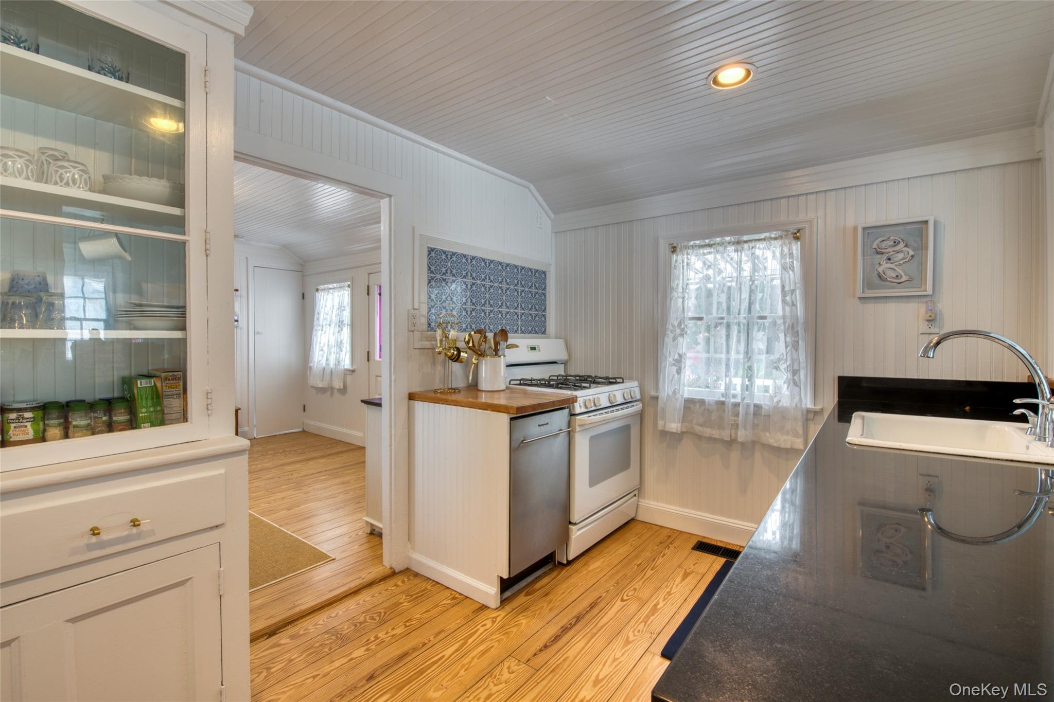 8440 Main Road East Marion, NY 11939 - Photo 4 of 28