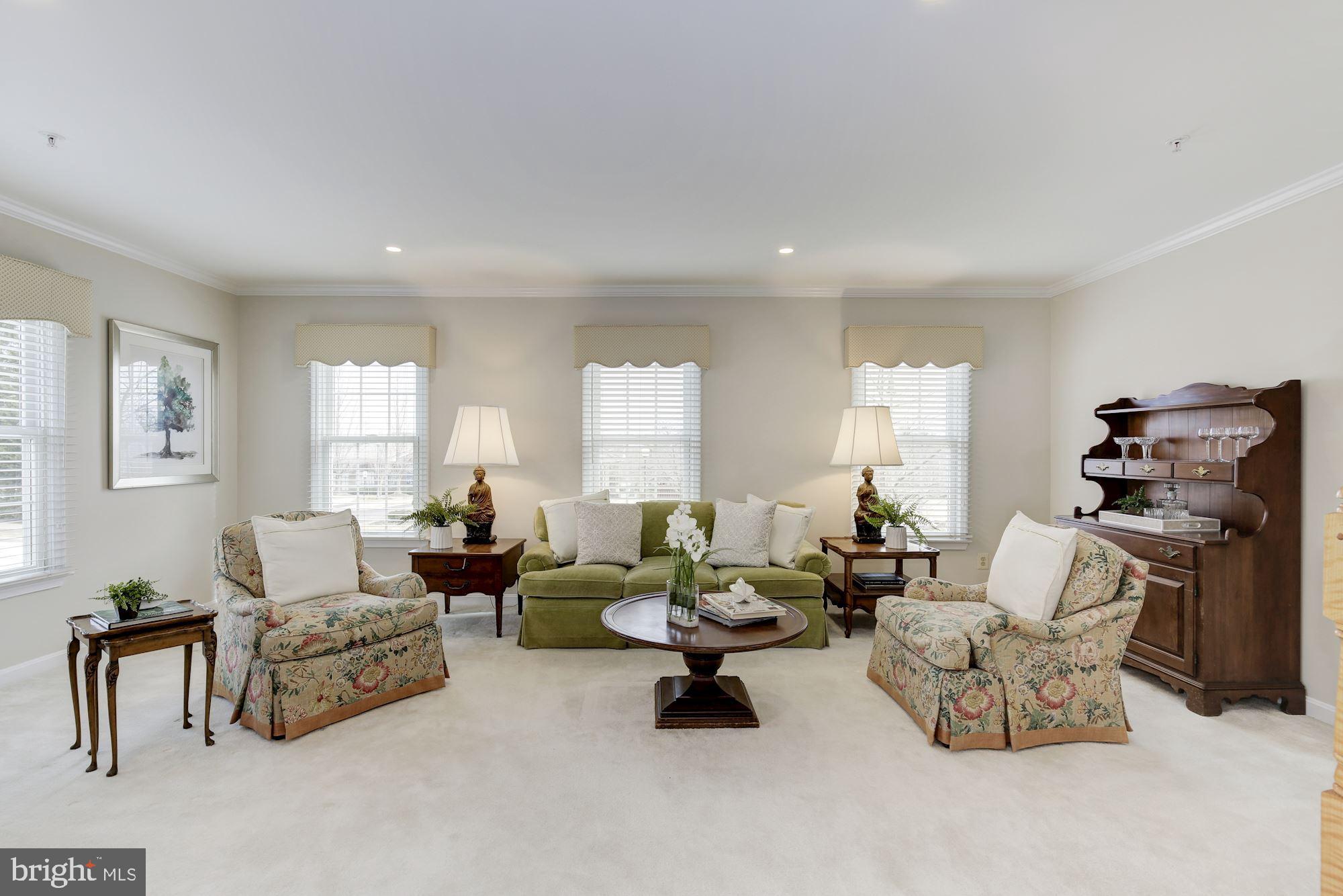 484 Tschiffely Square Road Gaithersburg, MD 20878 - Photo 10 of 27 Living Room