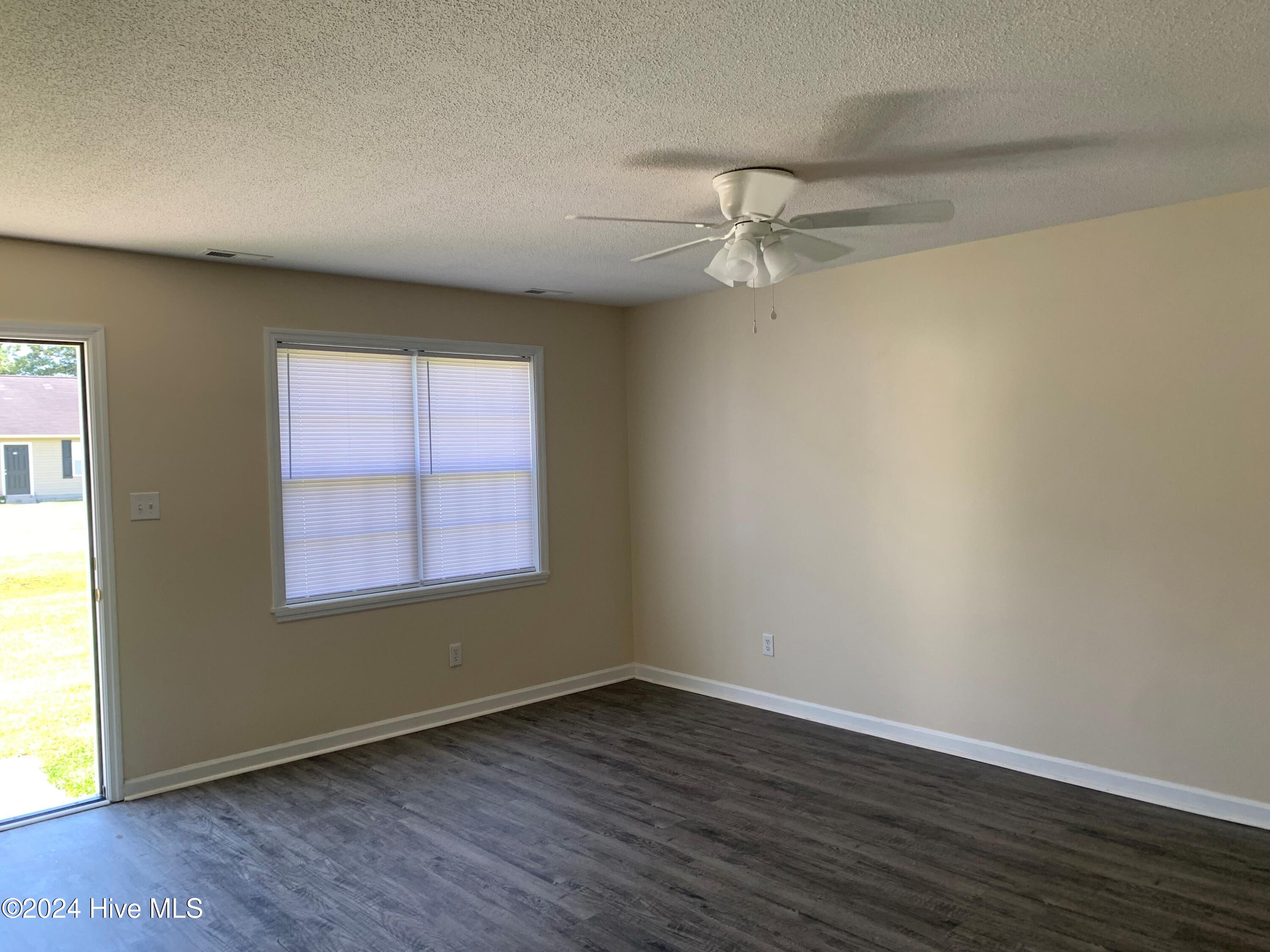 586 Haws Run Road, Unit 2 Jacksonville, NC 28540 - Photo 2 of 10 living room
