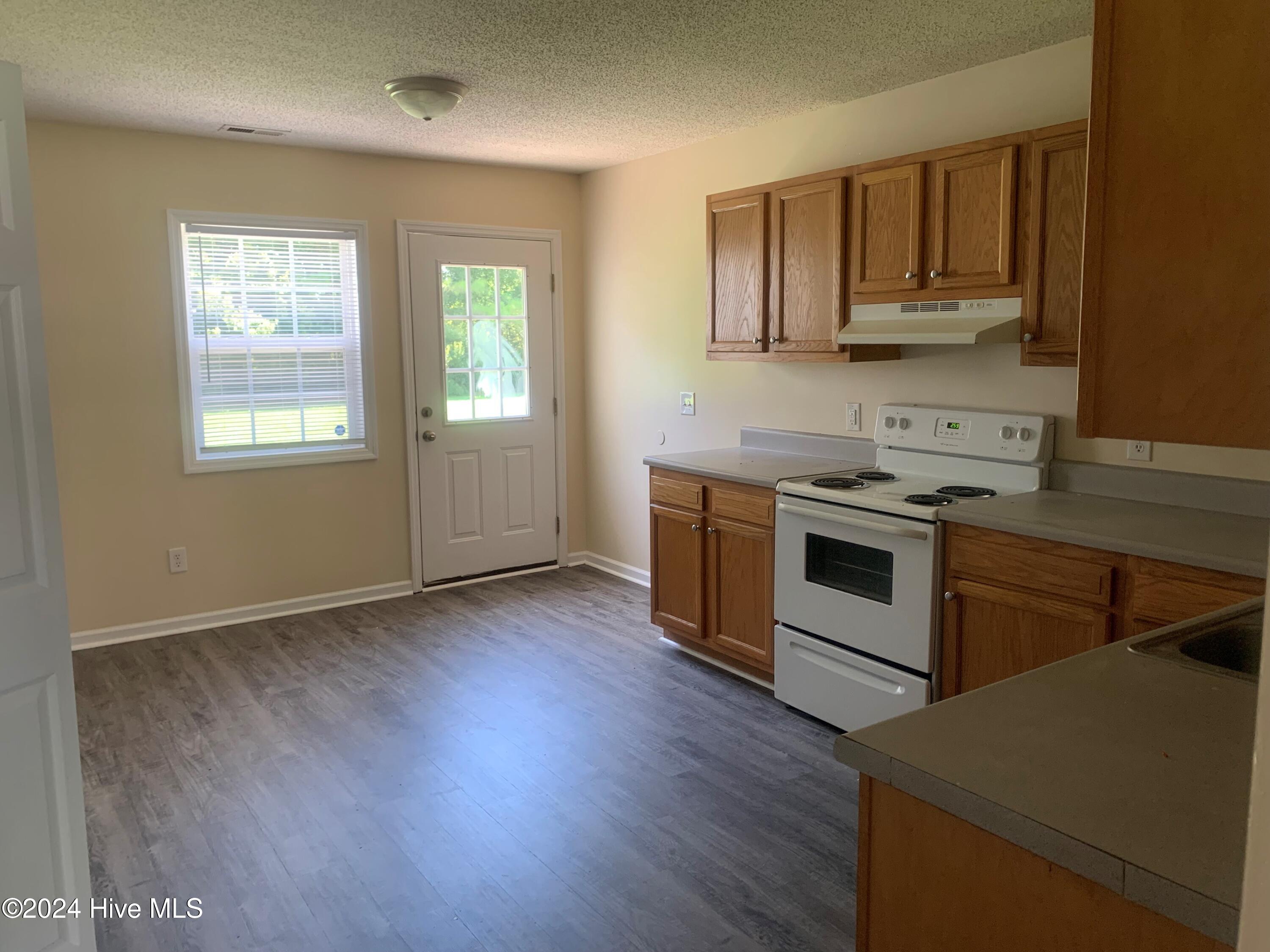 586 Haws Run Road, Unit 2 Jacksonville, NC 28540 - Photo 5 of 10 kitchen