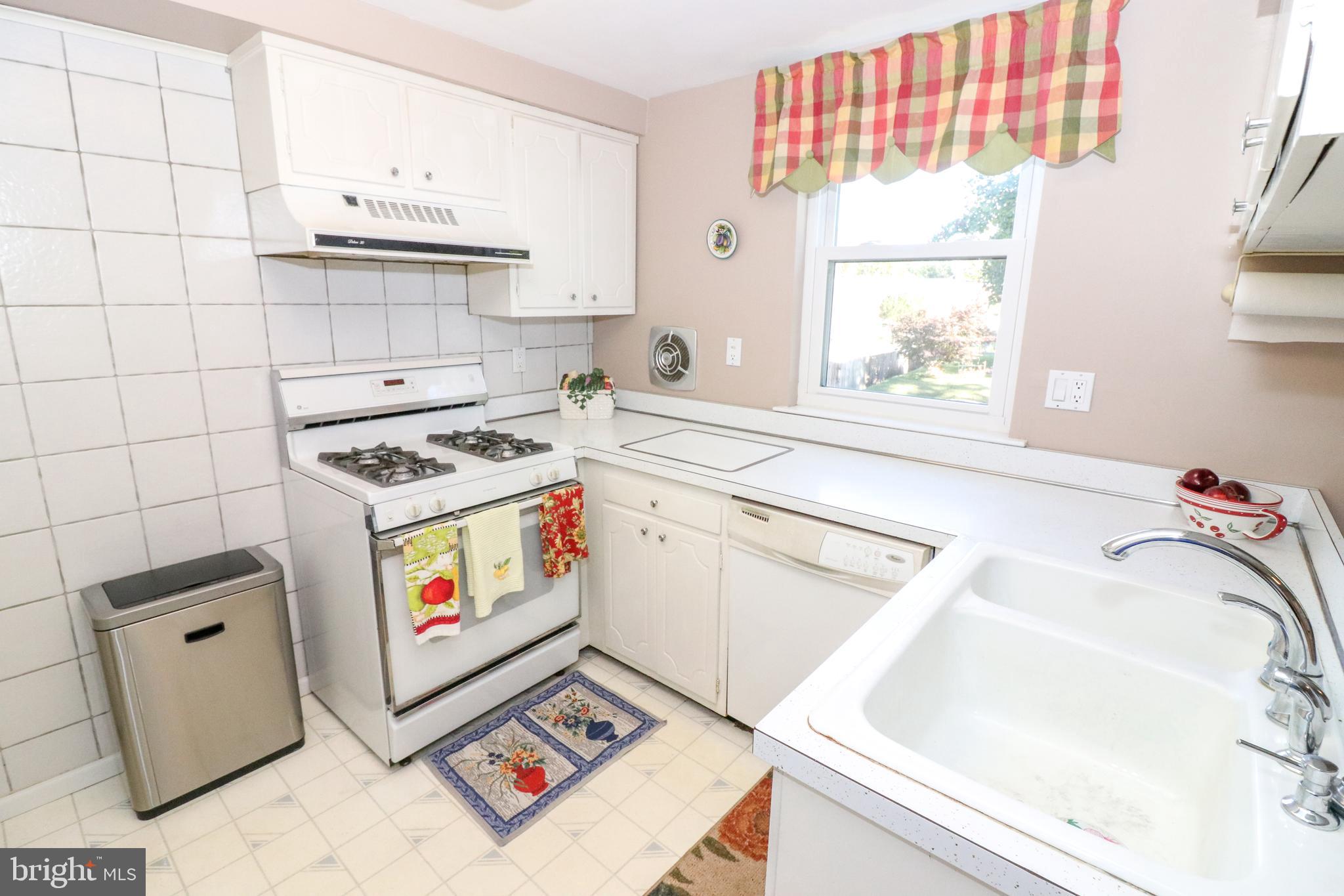 1126 Surrey Road Philadelphia, PA 19115 - Photo 13 of 30 Kitchen