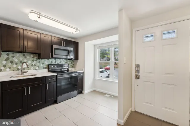 $3,000 | 5905 Sir Cambridge Way, Alexandria, VA 22315