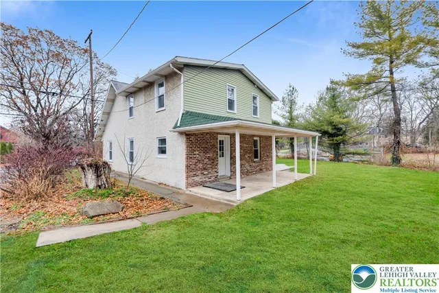 a view of a yard in front of house