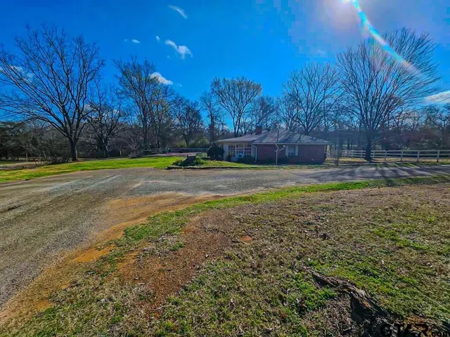 a view of a yard with an empty space