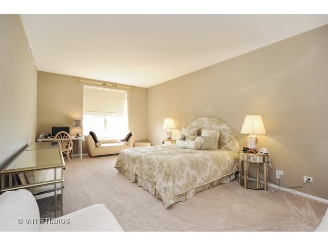 3535 Patten Road, Unit 2B Highland Park, IL 60035 - Photo 5 of 11 a living room with furniture and a lamp