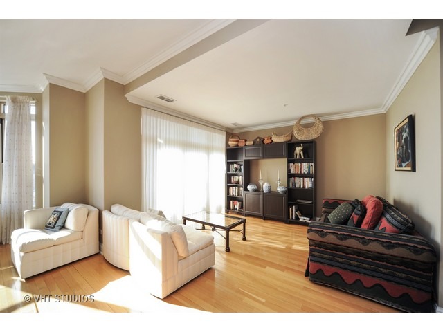 3535 Patten Road, Unit 2B Highland Park, IL 60035 - Photo 9 of 11 a living room with furniture and wooden floor