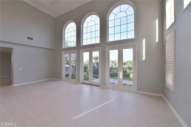 a view of entryway with livingroom