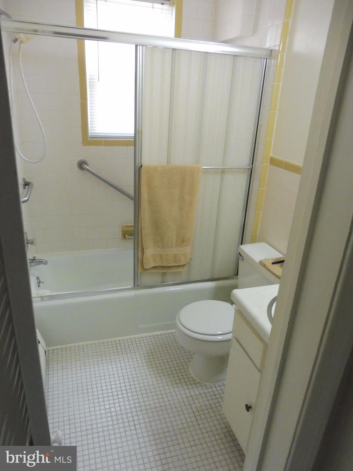 3648 Clarenell Road Baltimore, MD 21229 - Photo 13 of 25 Bedroom level hall bath with tub/shower