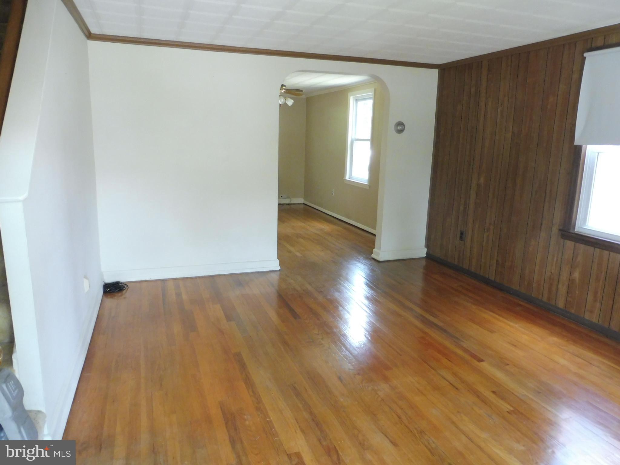 3648 Clarenell Road Baltimore, MD 21229 - Photo 5 of 25 Living Room