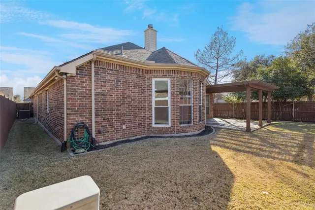 a view of backyard with pathway
