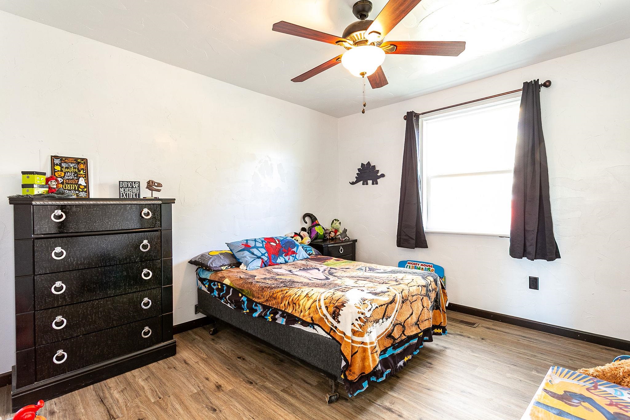 3612 G Road Palisade, CO 81526 - Photo 18 of 38 a bedroom with a bed and a window