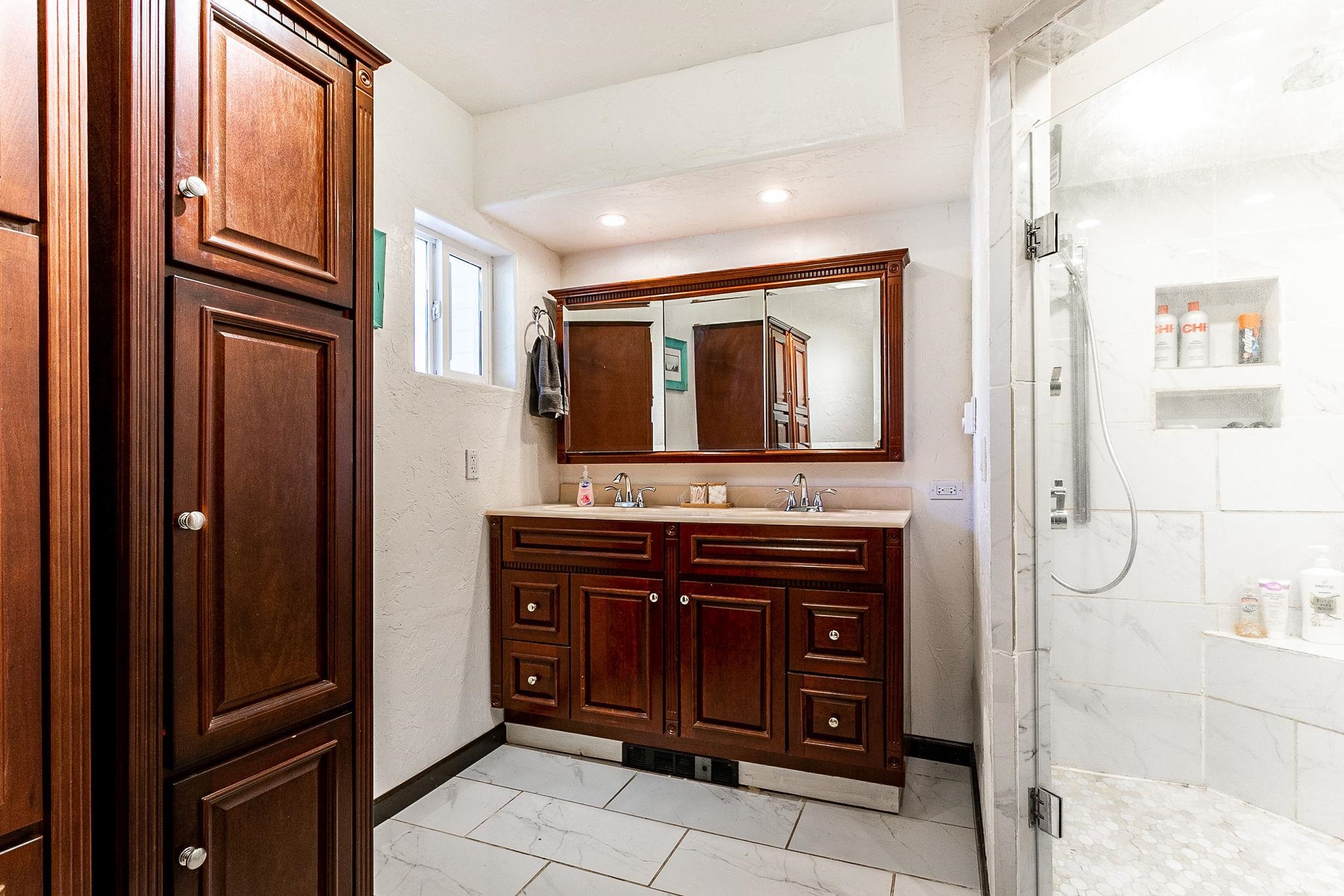 3612 G Road Palisade, CO 81526 - Photo 26 of 38 a bathroom with a sink a mirror and a shower