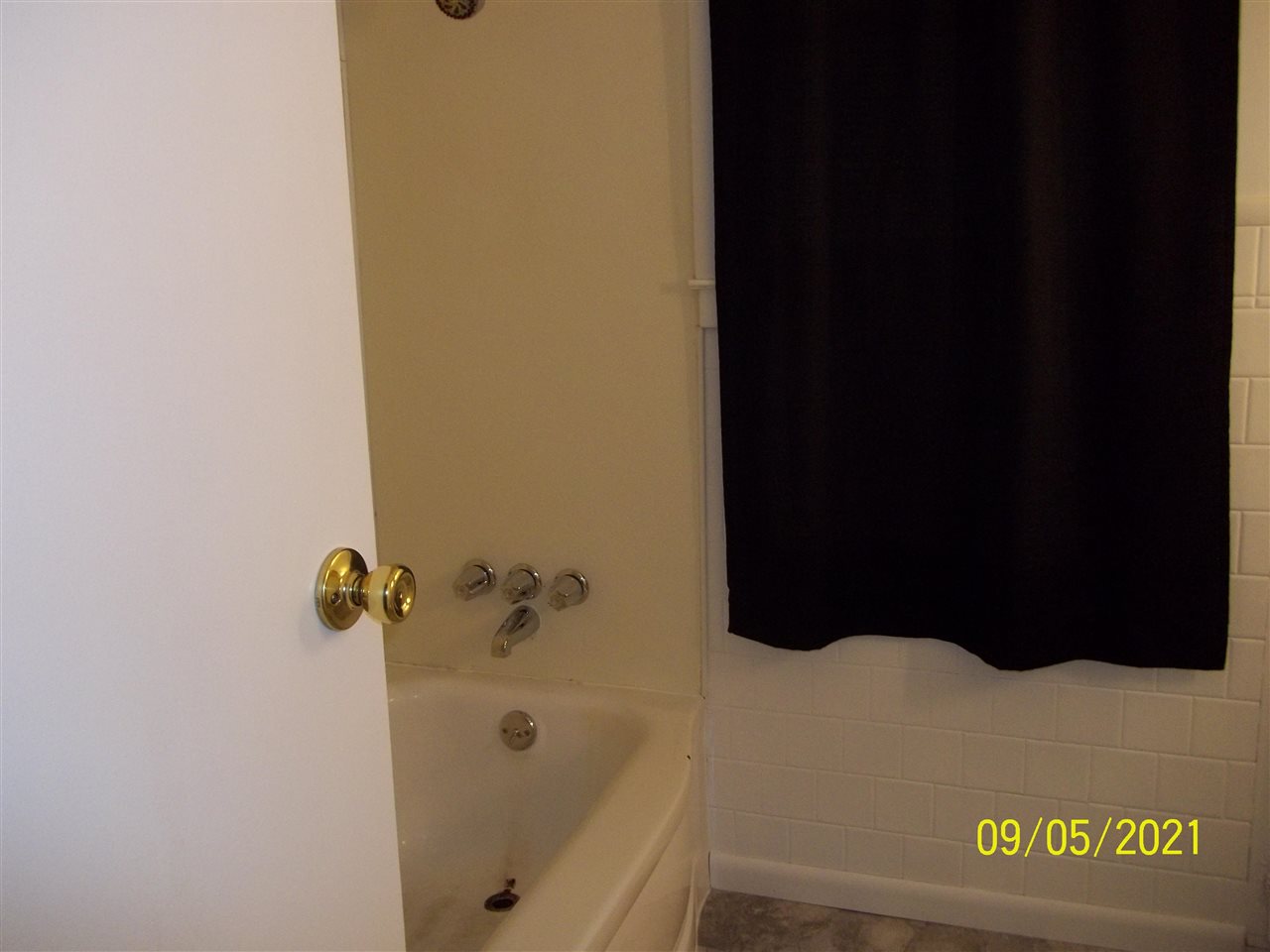 3018 South Center Road Burton, MI 48519 - Photo 11 of 14 50041815-10.JPG