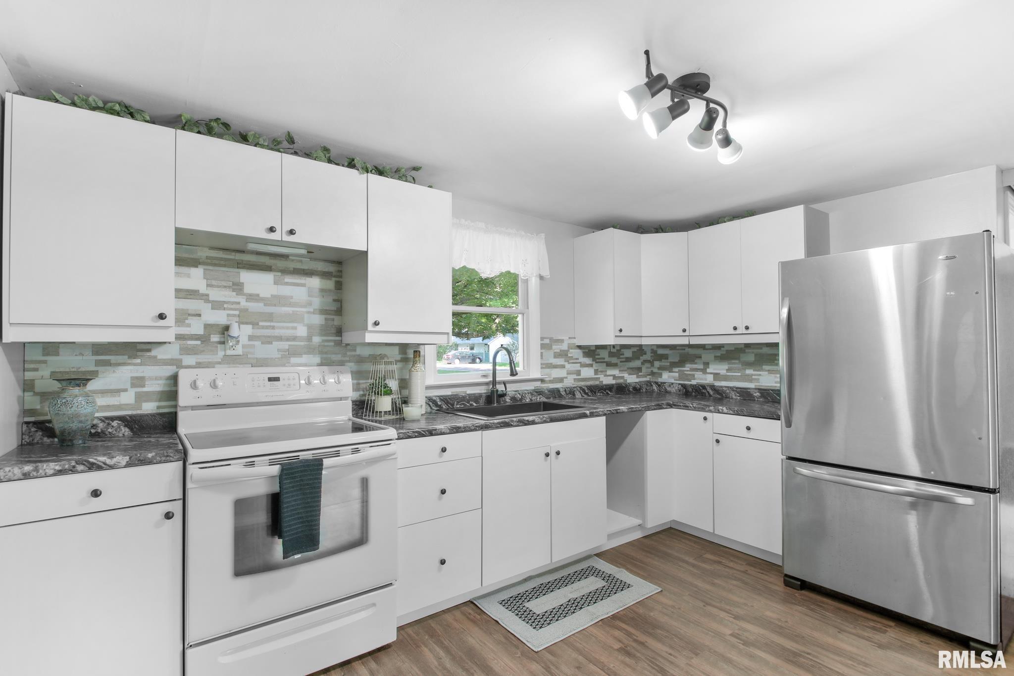 113 Sherwood Park Road Washington, IL 61571 - Photo 14 of 36 Gallery Image 14