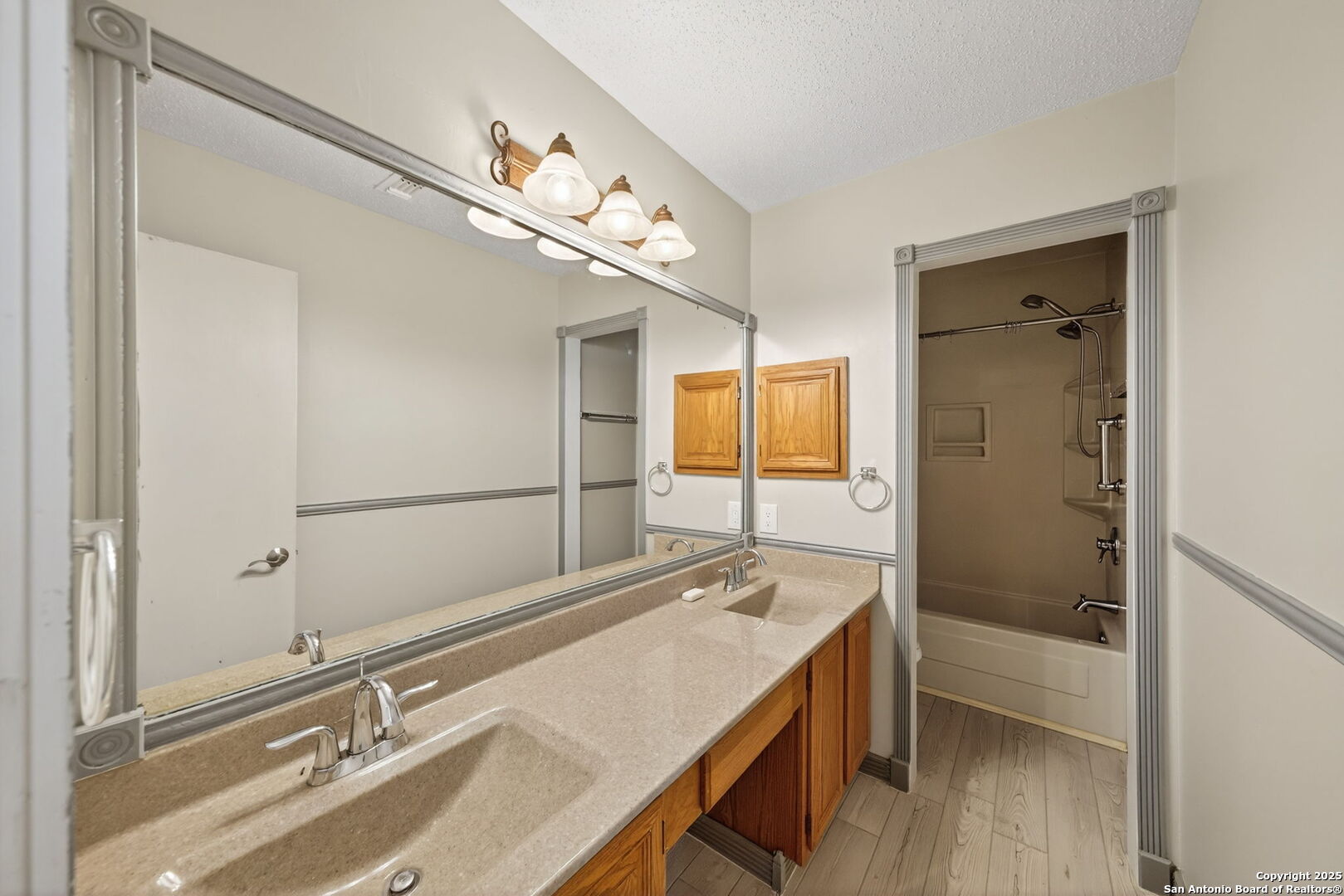 7515 Forest Edge Live Oak, TX 78233 - Photo 23 of 30 a bathroom with a tub a sink and mirror