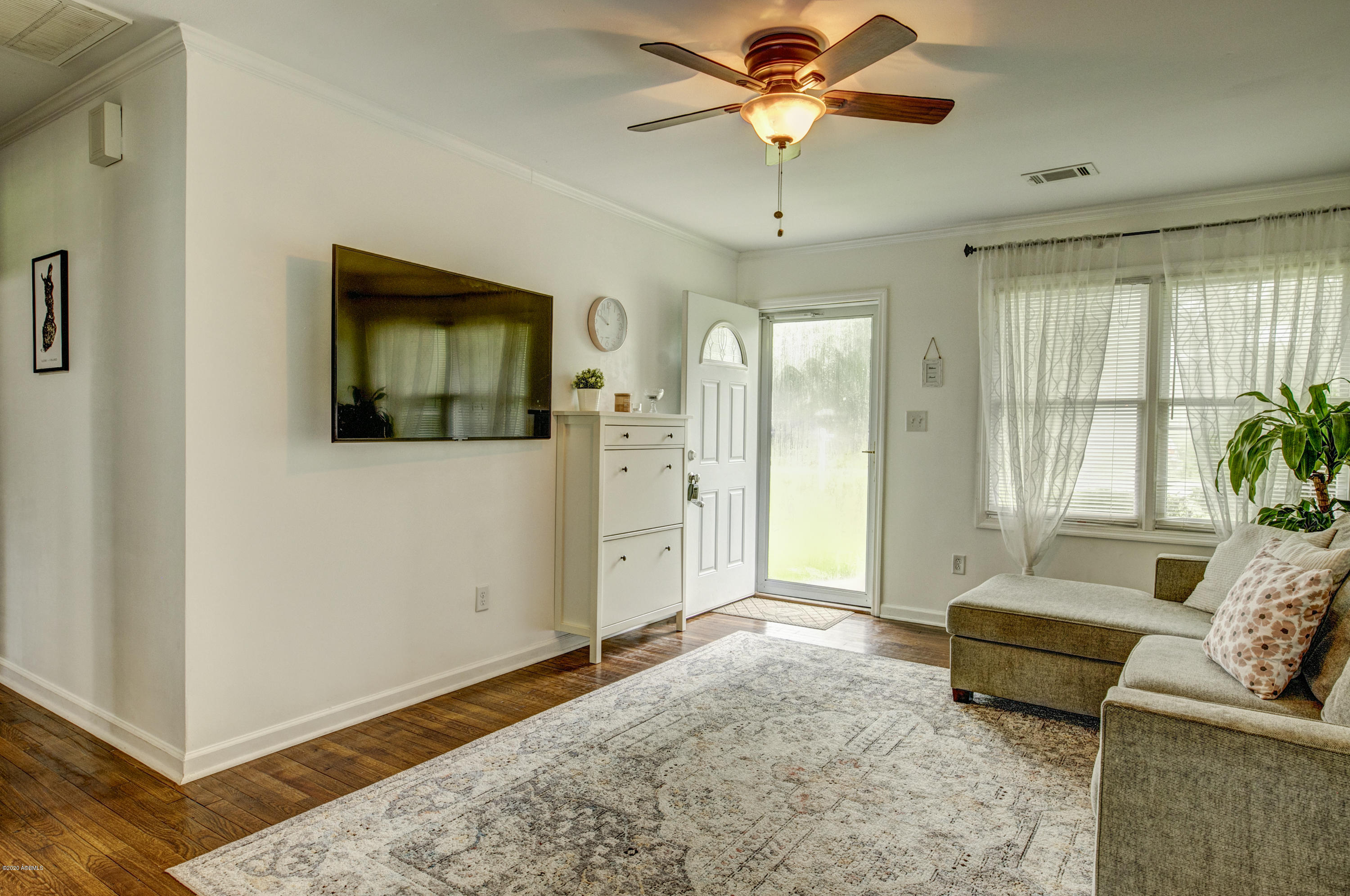 2405 State Rd S-7-386 Beaufort, SC 29902 - Photo 15 of 23 Living Space