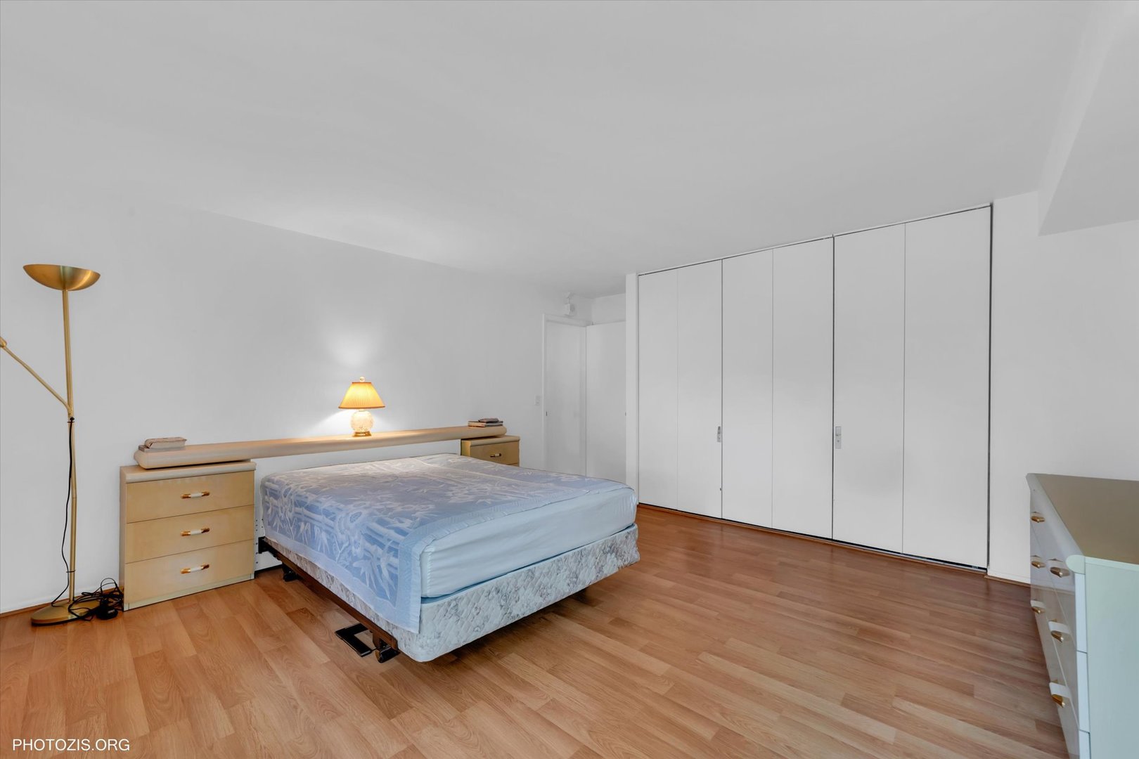 4838 West Howard Street, Unit 301 Skokie, IL 60077 - Photo 20 of 32 a bedroom with a bed and a dresser