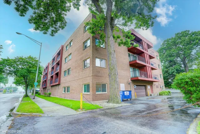 $279,900 | 4838 West Howard Street, Unit 301, Skokie, IL 60077