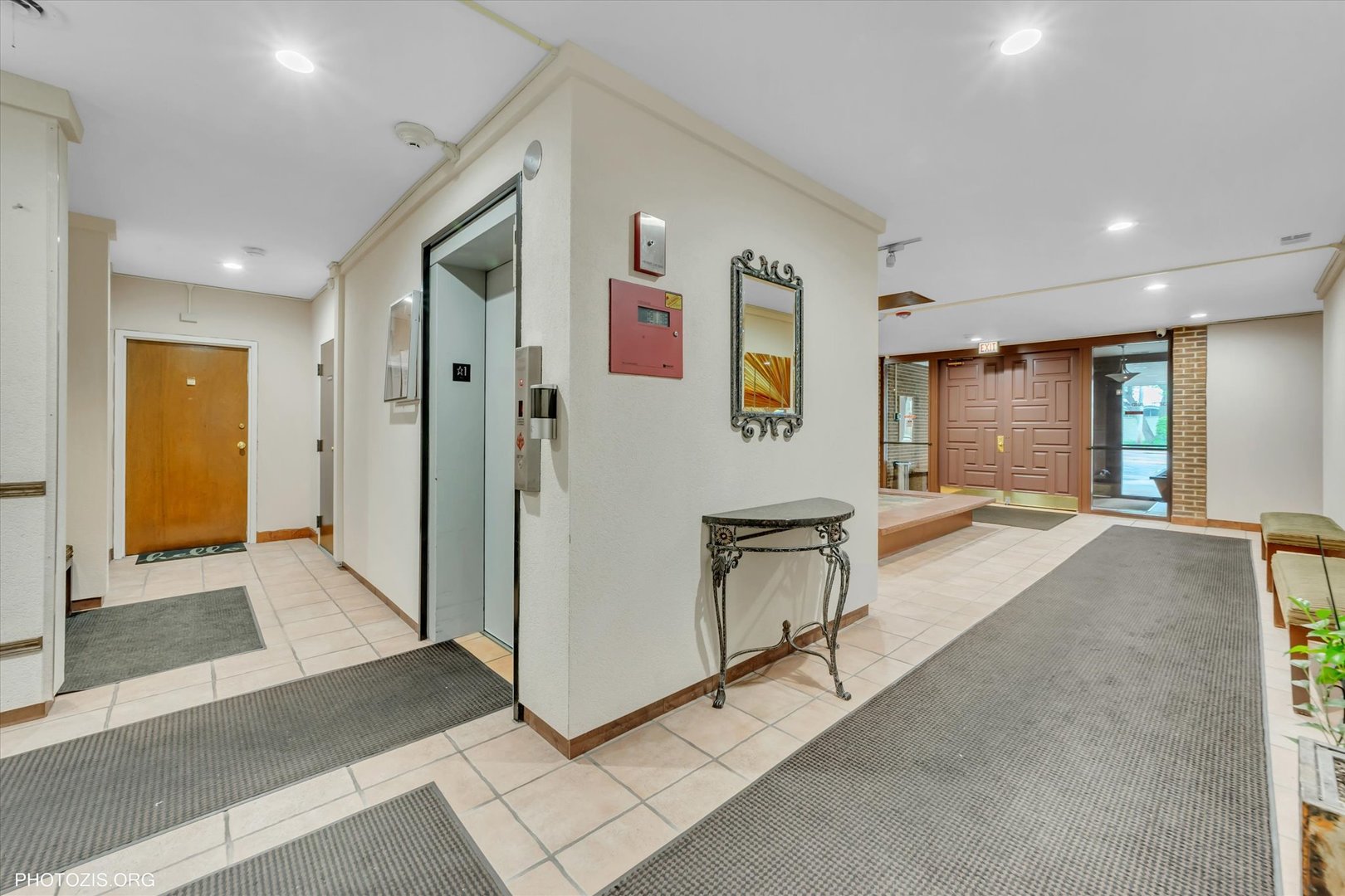 4838 West Howard Street, Unit 301 Skokie, IL 60077 - Photo 6 of 32 a view of a hallway with bathroom