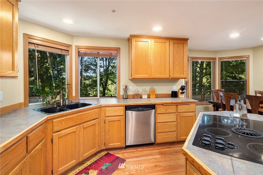 4524 Northeast 26th Court Renton, WA 98059 - Photo 9 of 32 Gallery Image 9