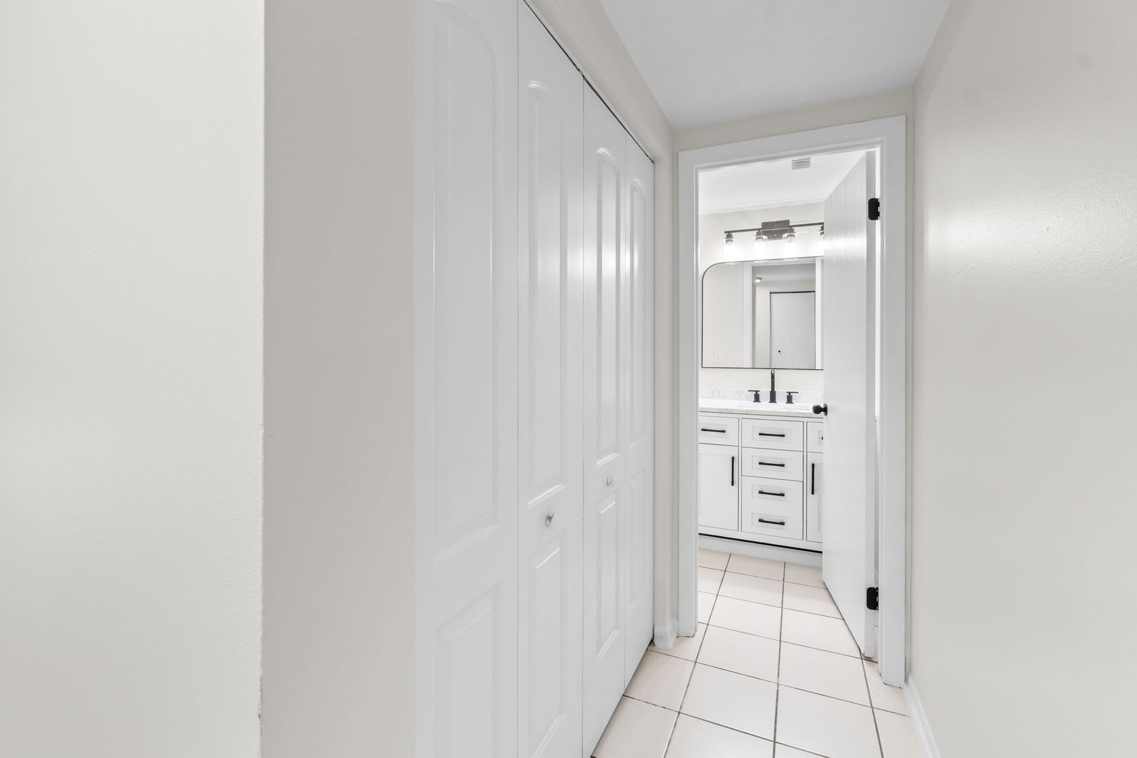 2254 Blacksmith Drive Wheaton, IL 60189 - Photo 15 of 32 a view of cabinets