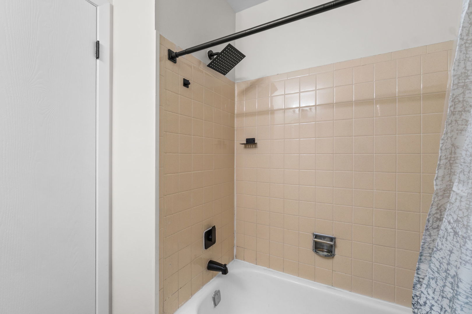 2254 Blacksmith Drive Wheaton, IL 60189 - Photo 24 of 32 a bathroom with a shower and a bath tub