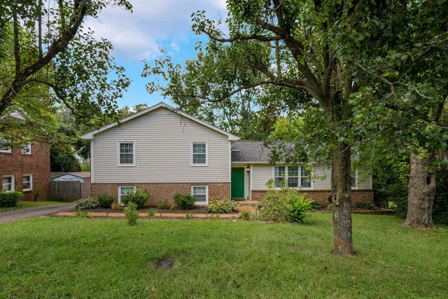 a view of a house with backyard and garden