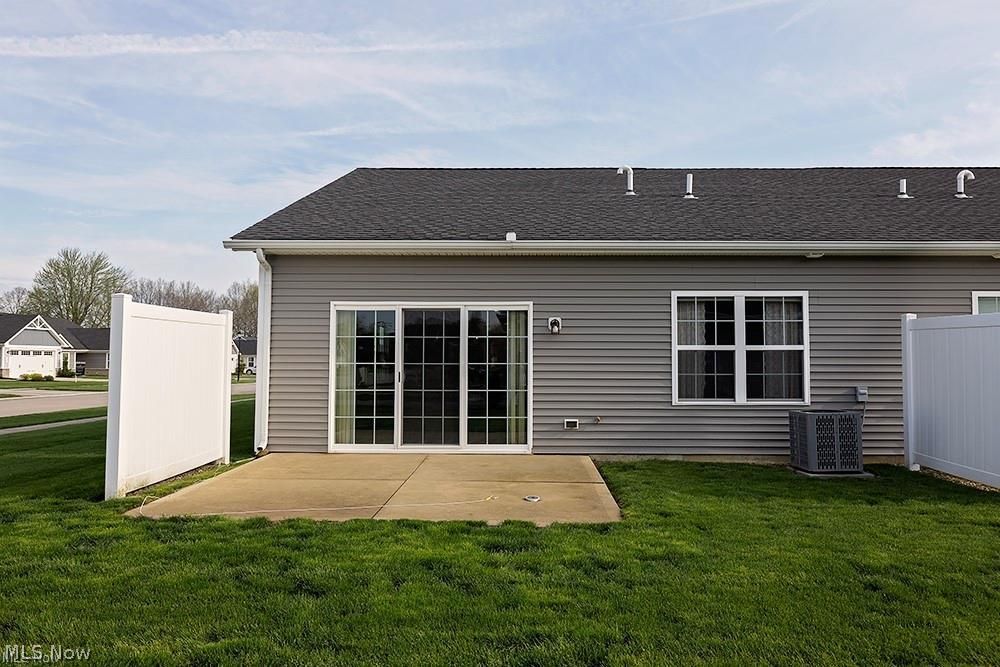 202 Silver Spring Circle Elyria, OH 44035 - Photo 4 of 31