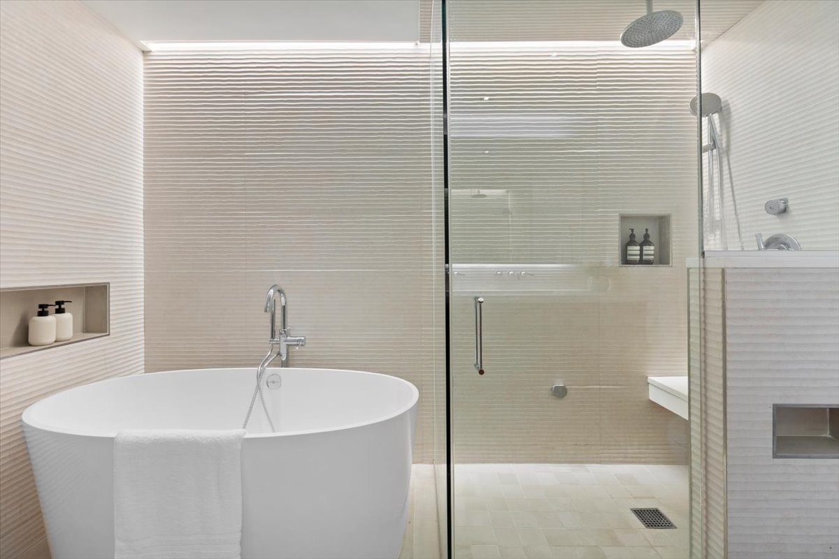 850 West Adams Street, Unit 4A Chicago, IL 60607 - Photo 39 of 52 a bathroom with a bathtub and a shower