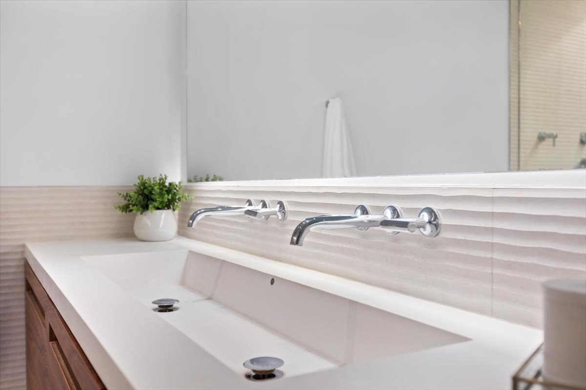 850 West Adams Street, Unit 4A Chicago, IL 60607 - Photo 41 of 52 a bathroom with a sink and a bathtub