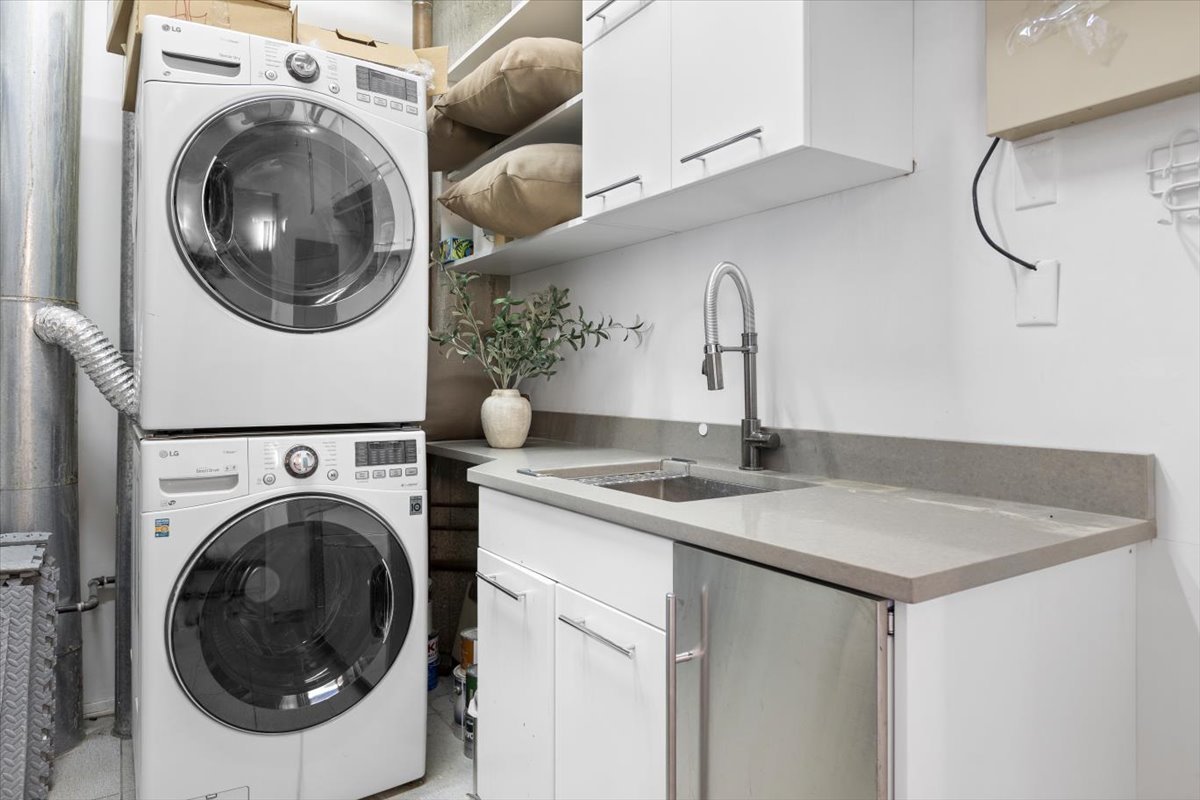 850 West Adams Street, Unit 4A Chicago, IL 60607 - Photo 50 of 52 a utility room with sink dryer and washer