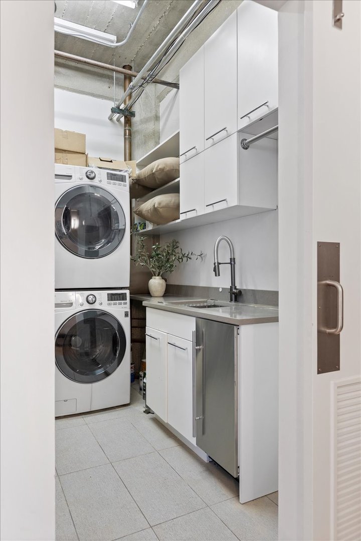 850 West Adams Street, Unit 4A Chicago, IL 60607 - Photo 51 of 52 a utility room with sink dryer and washer